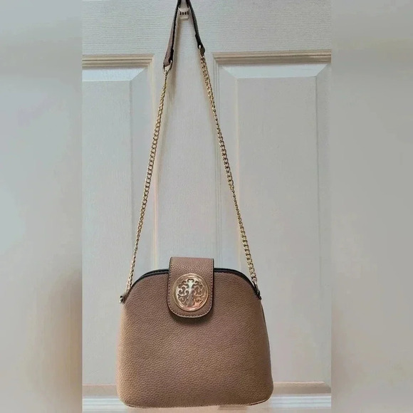 Deluxity Los Angeles Vegan Leather Bag with Gold plated Chain Strap - Picture 2 of 4